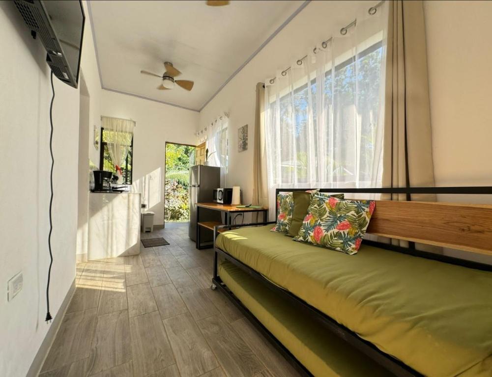 卡維塔的住宿－Serenity Houses，一间卧室设有一张床和一个大窗户