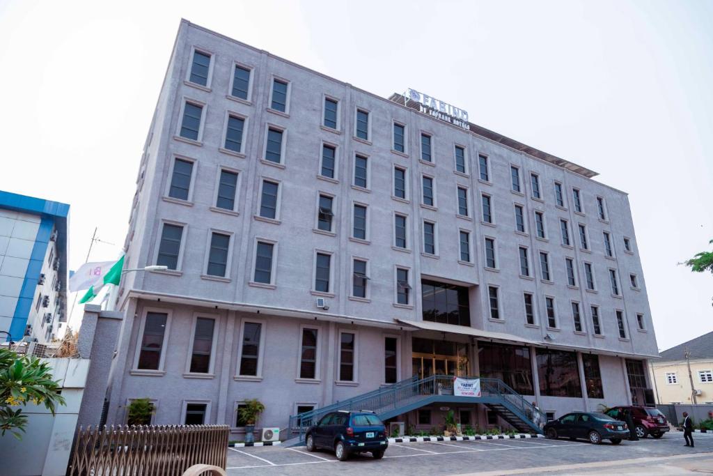- un bâtiment blanc avec un escalier devant dans l'établissement Fabino by Top Rank Hotels, à Abuja