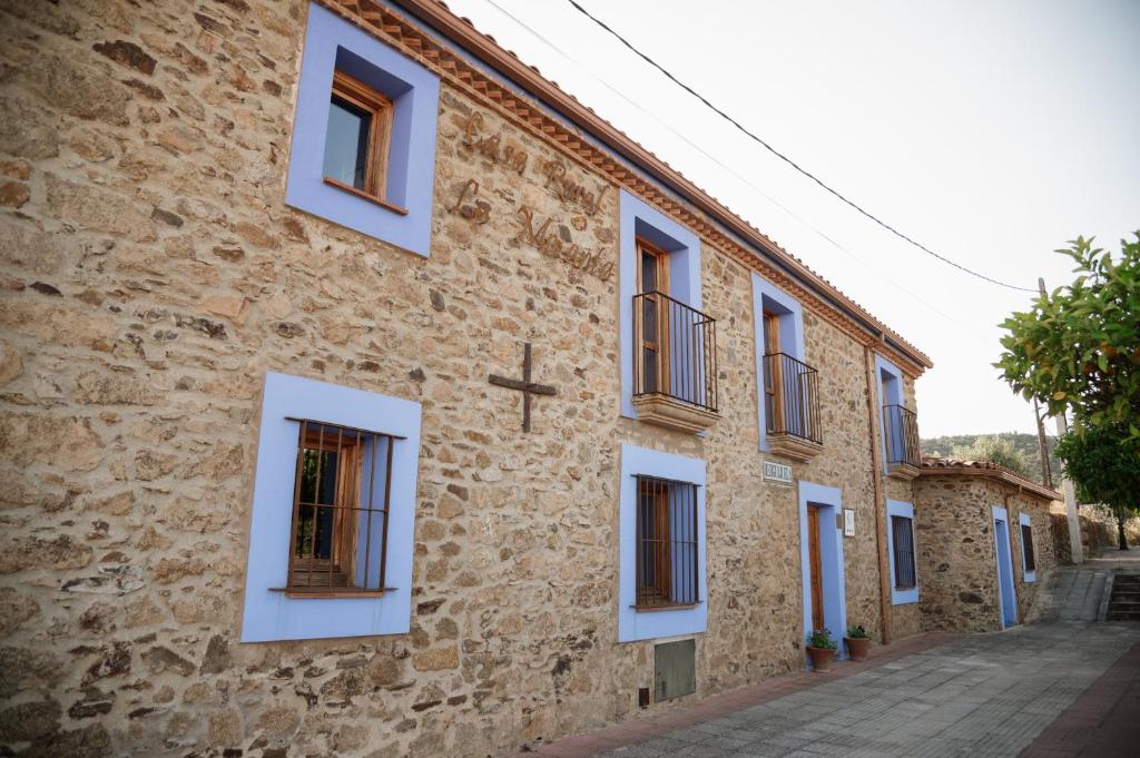 un edificio con una cruz a su lado en CASA RURAL La Moranta, en Herguijuela