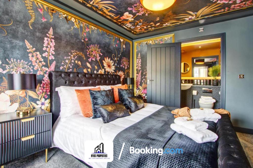 1 dormitorio con 1 cama y papel pintado con motivos florales en 3 bedroom House By NYOS PROPERTIES Short Lets & Serviced Accommodation Manchester With Garden, en Mánchester