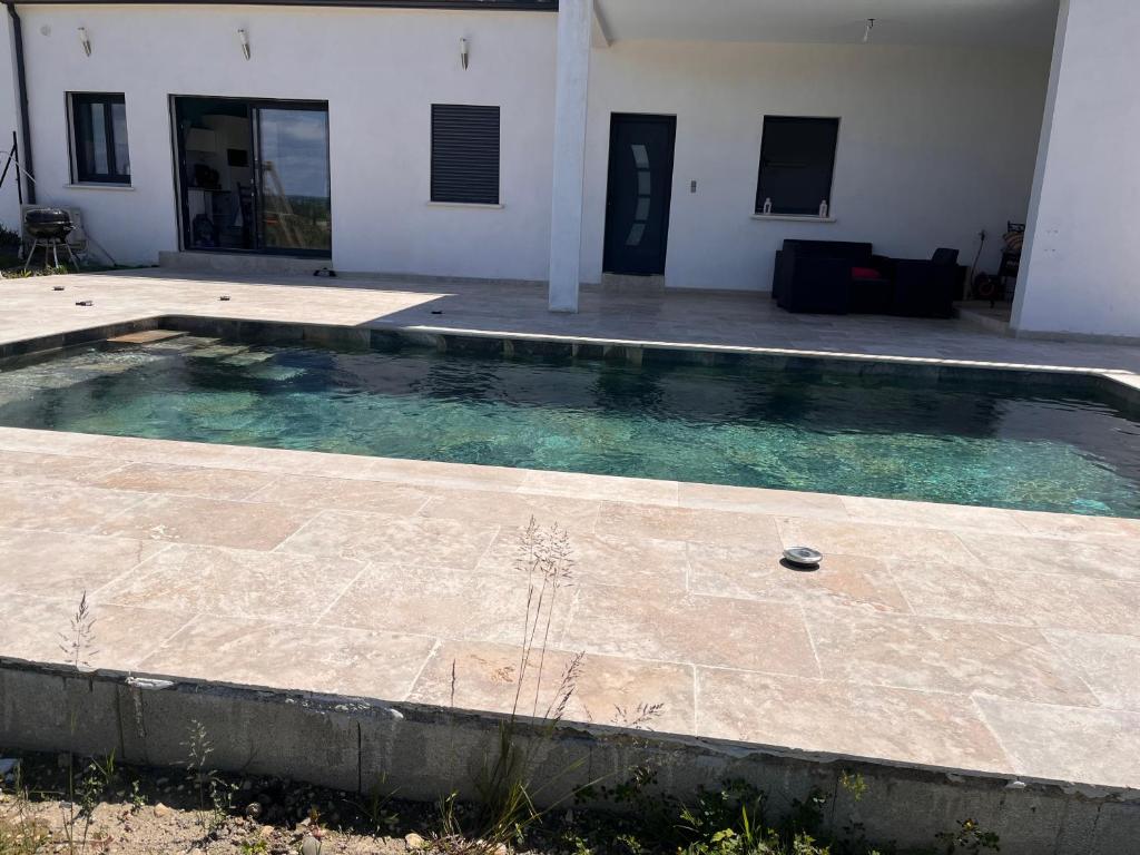 une piscine dans la cour d'une maison dans l'établissement Villa à Montmirat, à Montmirat
