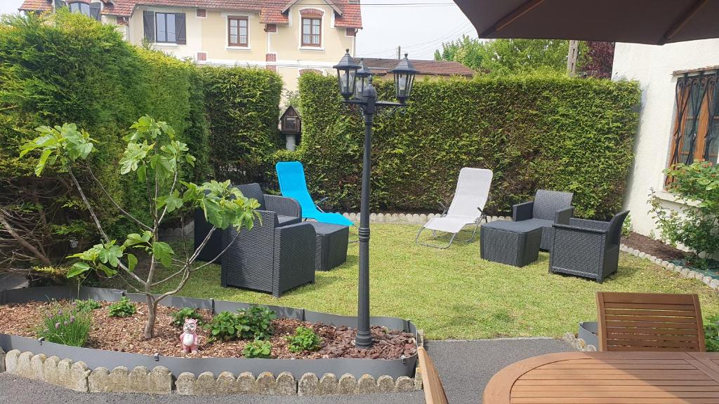 Vonkajšia záhrada v ubytovaní Maison, jardin, barbecue et vélo classé 3 étoiles