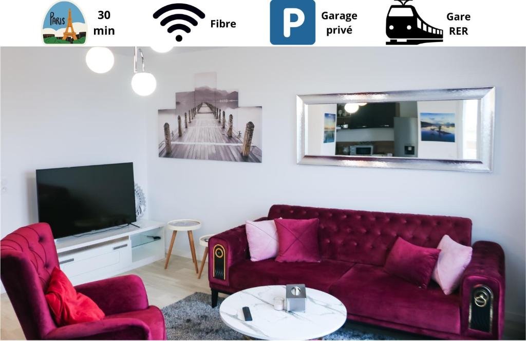een woonkamer met een paarse bank en een tv bij Haut de gamme 4P GARE EVRY 2 in Courcouronnes