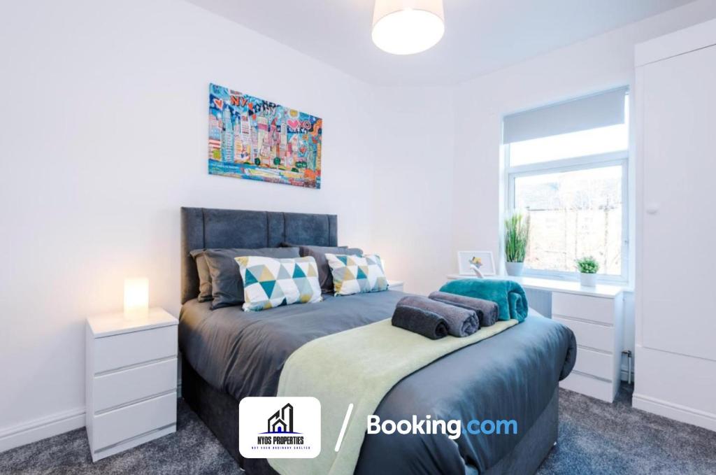 A bed or beds in a room at Weekly Stay By NYOS PROPERTIES Short Lets & Serviced Accommodation Manchester With Free parking
