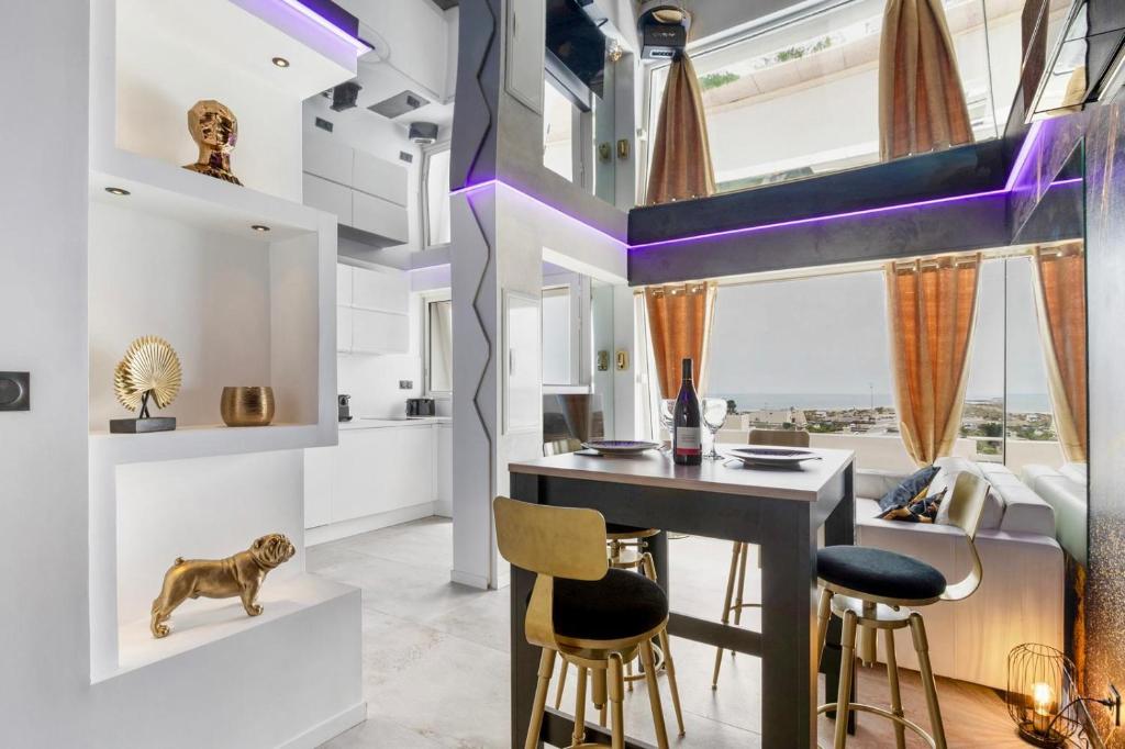 une cuisine et un salon avec un chien assis sur un comptoir dans l'établissement Gin Fizz Port Nature, au Cap d'Agde