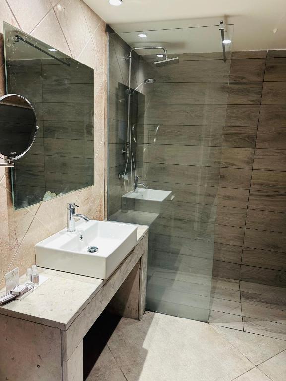 Koupelna v ubytování Penthouse cosy avec piscine privée