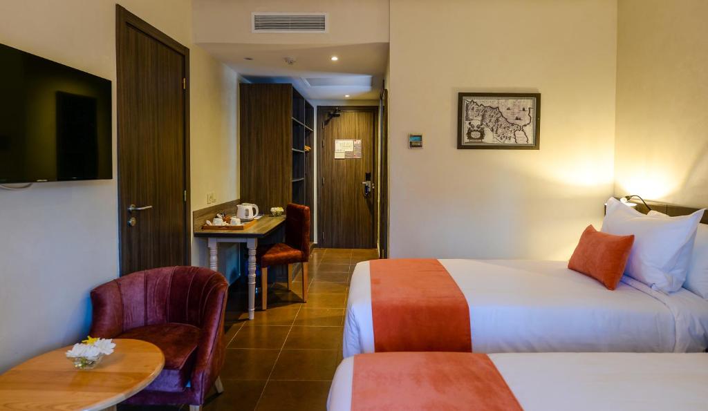 Wazo Hotel - Premium Twin Room Pool View