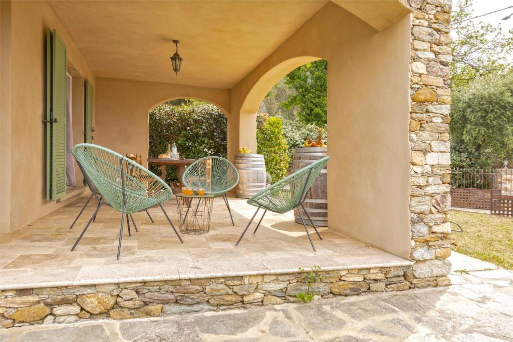 een patio met 2 stoelen en een tafel bij Casa U Castagnettu in Patrimonio