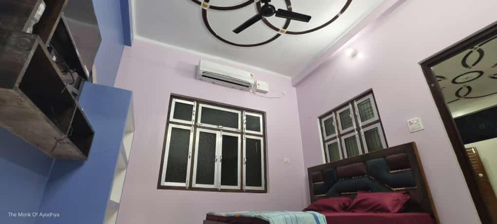 Habitación con cama y espejo. en Ram Bila paying guest house en Ayodhya