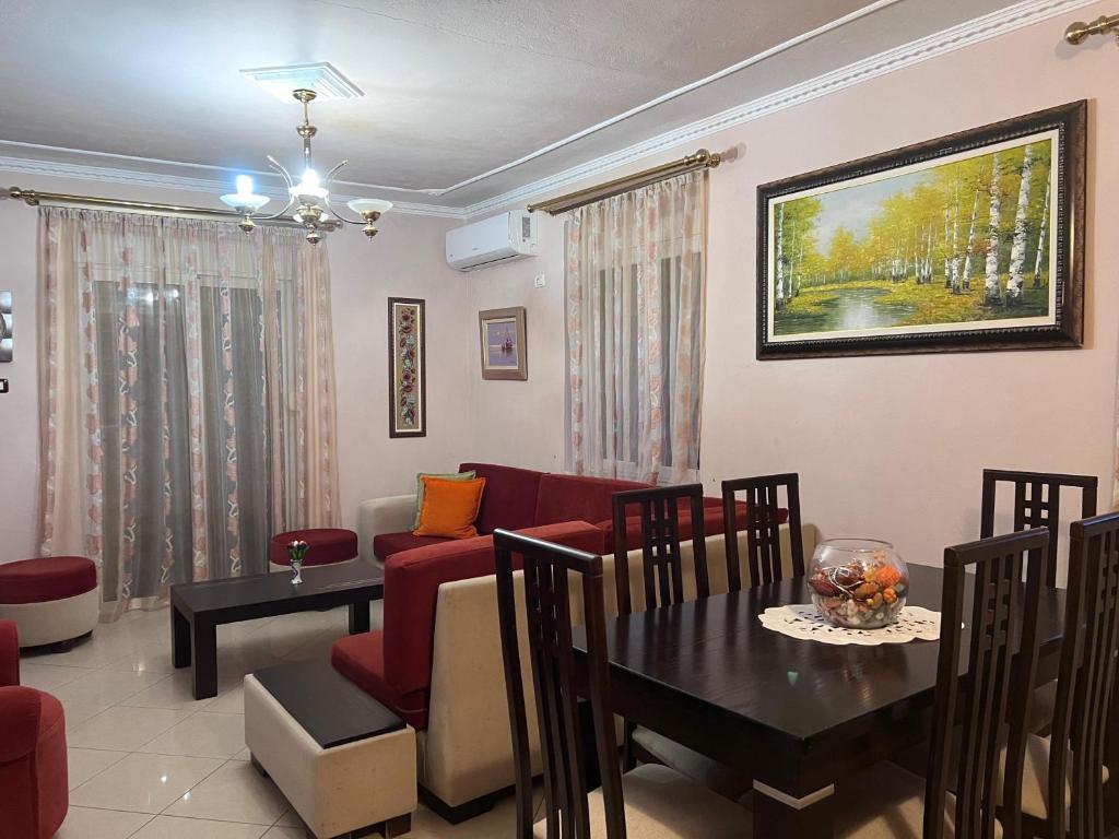 - un salon avec un canapé et une table dans l'établissement Nick Apartments, à Gjirokastër