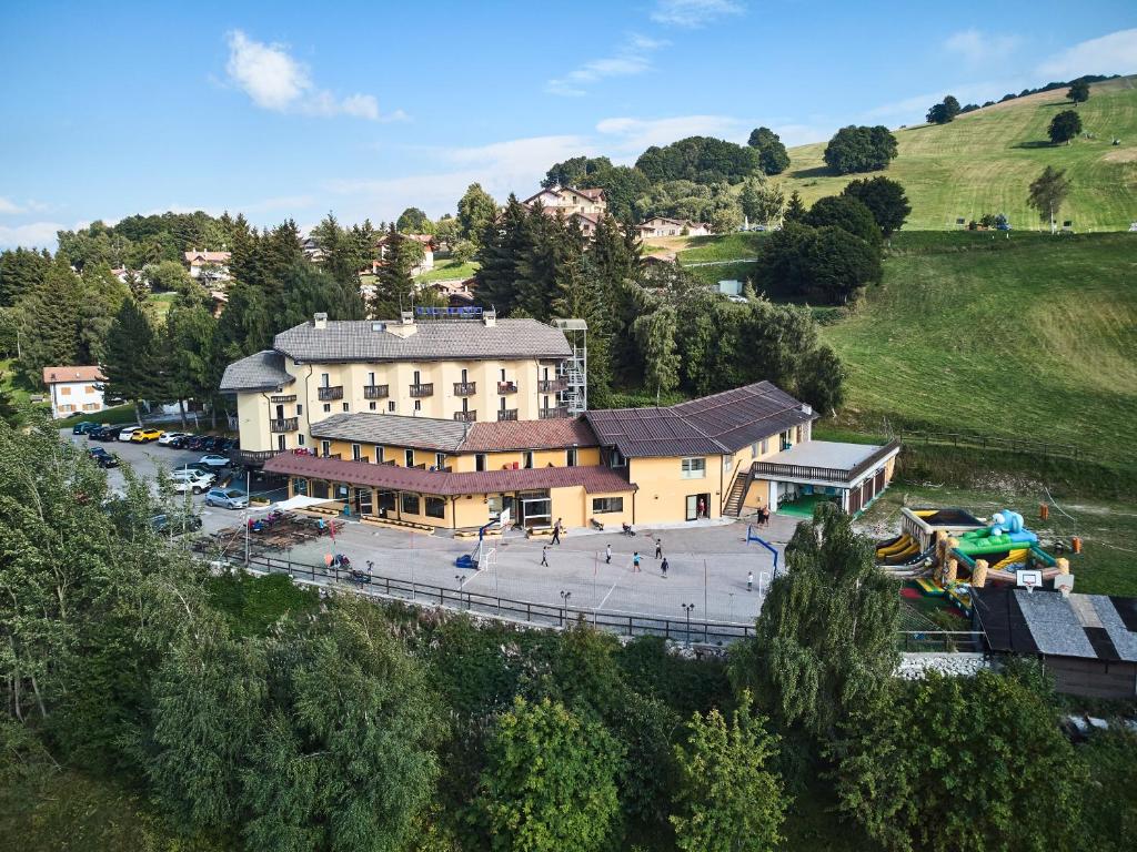 ein großes Gebäude mit einem Parkplatz davor in der Unterkunft Hotel Dolomiti in Brentonico