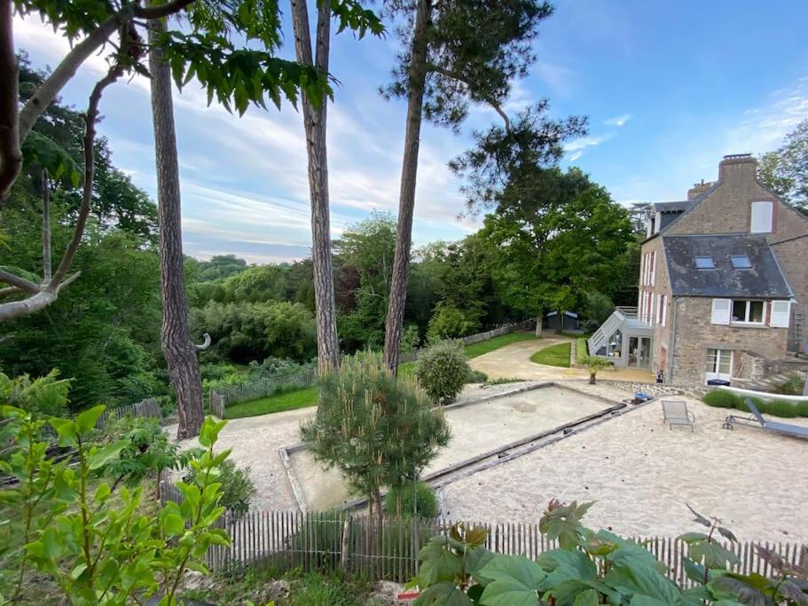 une image d'une maison avec un jardin dans l'établissement VILLA CAROLLES, à Carolles