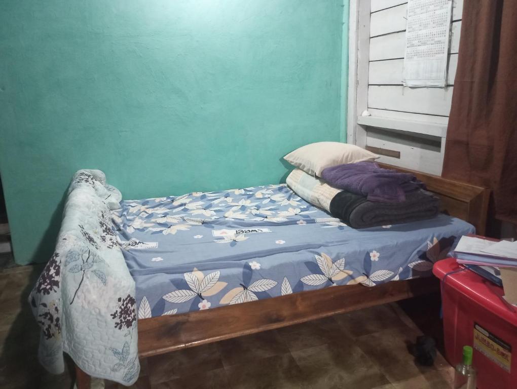 にあるAkhaluの青い壁の客室の小さなベッド1台分です。