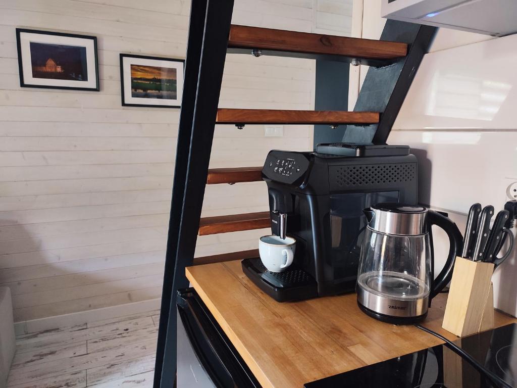 eine Kaffeemaschine auf der Theke in einer Küche in der Unterkunft Lawendowo- sauna jacuzzi domki w ogrodzie i apartamenty w kamienicy in Sandomierz