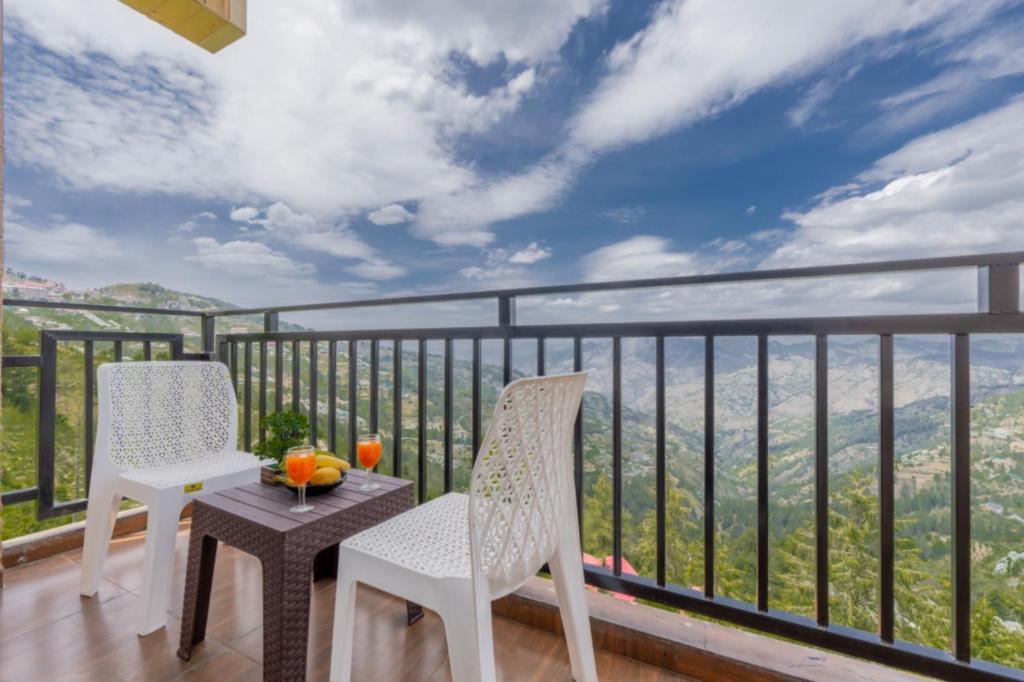 Balkón nebo terasa v ubytování The Countryside Retreat I Vacations I Conference I MICE I Family Events I Open Air Terrace I Sky Bonfire I Kufri by Exotic Stays