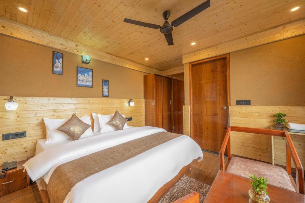 Postel nebo postele na pokoji v ubytování The Countryside Retreat I Vacations I Conference I MICE I Family Events I Open Air Terrace I Sky Bonfire I Kufri by Exotic Stays