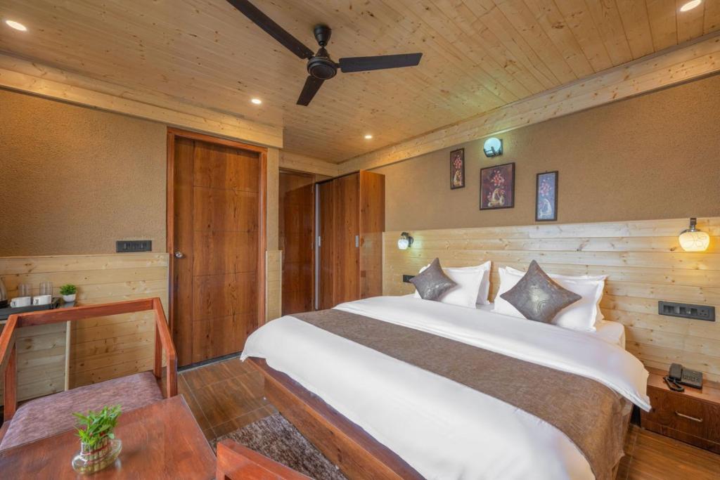 Postel nebo postele na pokoji v ubytování The Countryside Retreat I Vacations I Conference I MICE I Family Events I Open Air Terrace I Sky Bonfire I Kufri by Exotic Stays