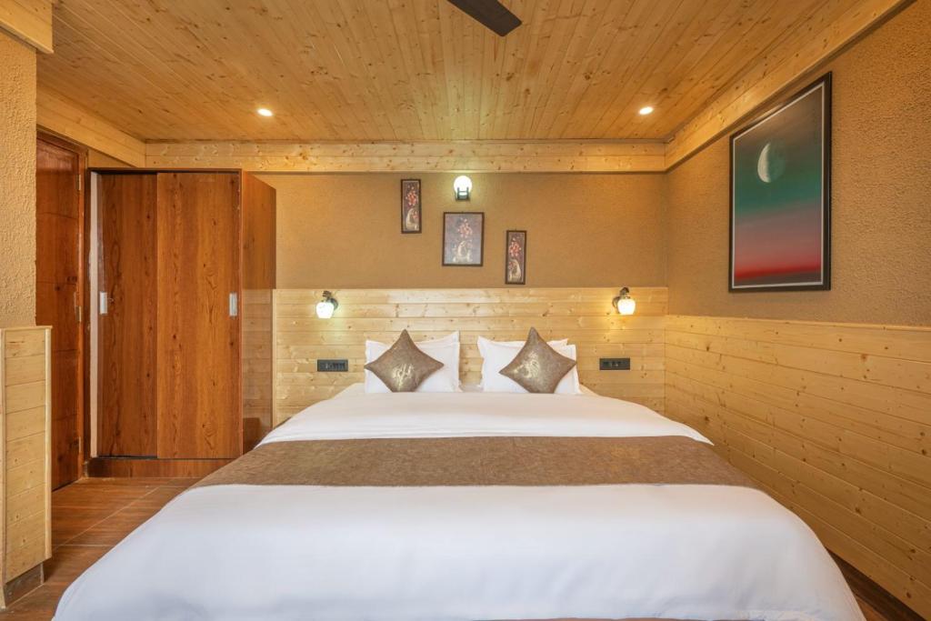 Postel nebo postele na pokoji v ubytování The Countryside Retreat I Vacations I Conference I MICE I Family Events I Open Air Terrace I Sky Bonfire I Kufri by Exotic Stays