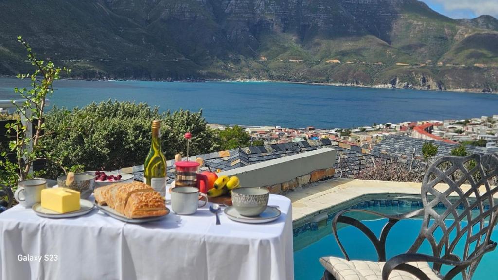 Gallery image of 10 on Flora Close in Hout Bay