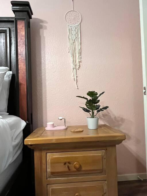 Postel nebo postele na pokoji v ubytování Healing Haven King Bed Suite