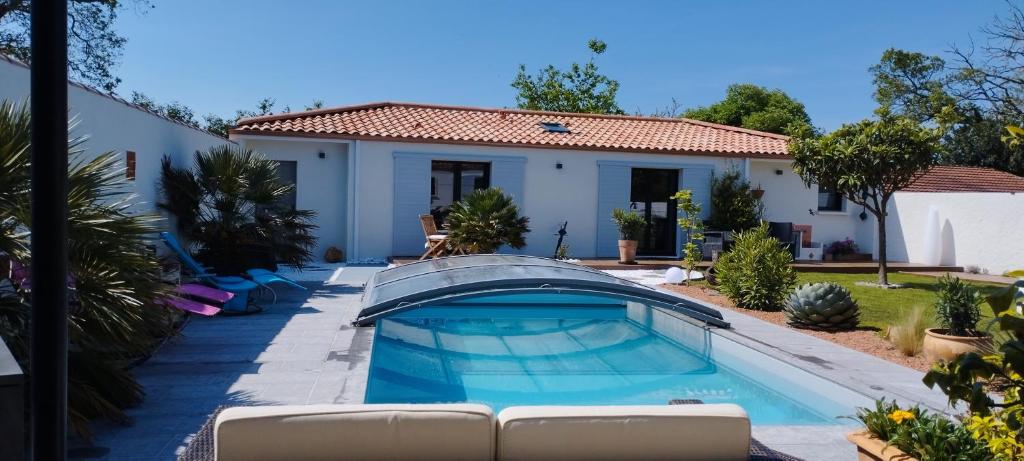 une piscine devant une maison dans l'établissement Claire & Co Chambre d'hôtes, à Pornic