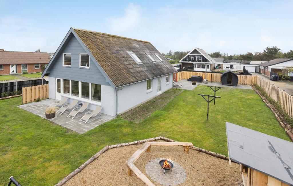 una vista aérea de un patio trasero con una casa en Lovely Home In Vestervig With Wifi en Vestervig