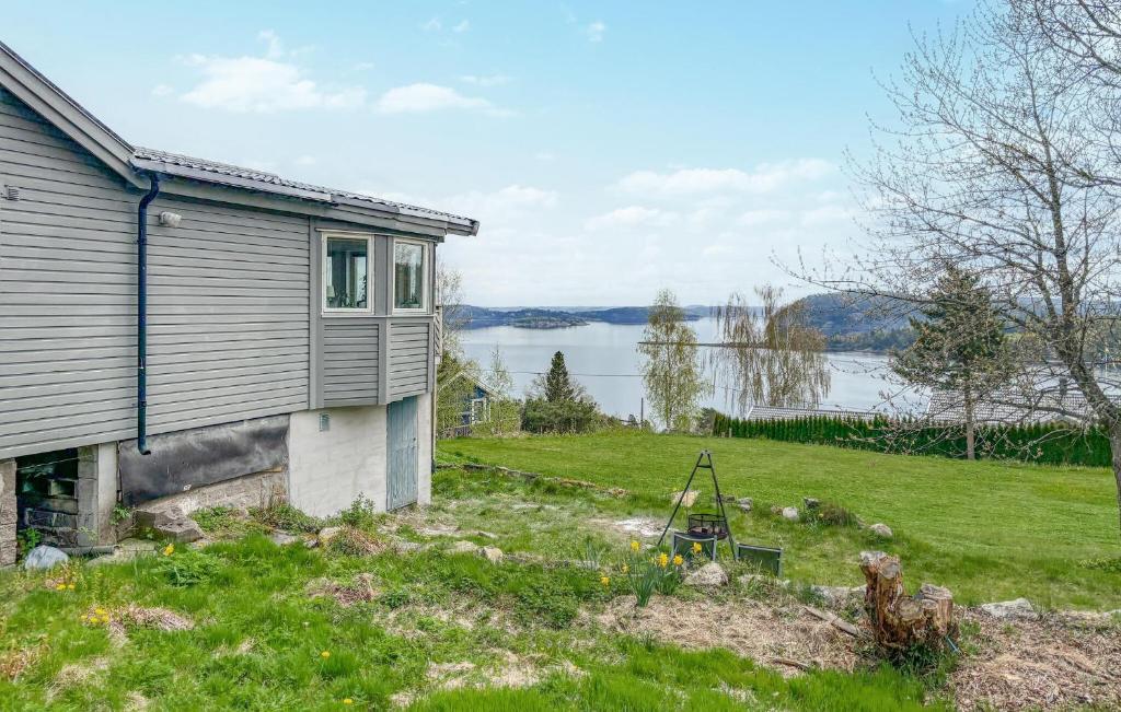 un patio con una casa y vistas al lago en Amazing Home In Uddevalla With Kitchen, en Uddevalla