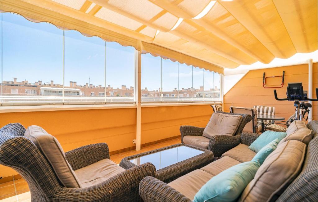 Гостиная зона в Awesome Apartment In Roquetas De Mar