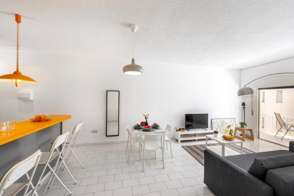 un soggiorno con un divano e un tavolo di Protaras O2 Seaside Suite a Protaras