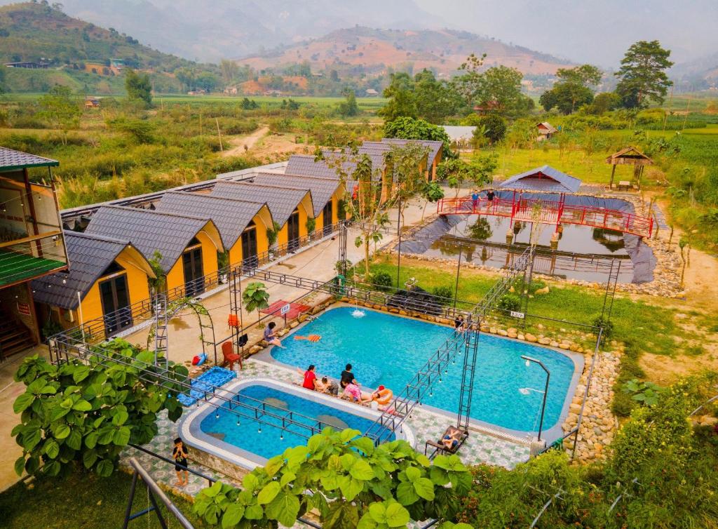 een uitzicht over een zwembad in een resort bij Homestay Suối Khoáng Minh Hằng in Yên Bái