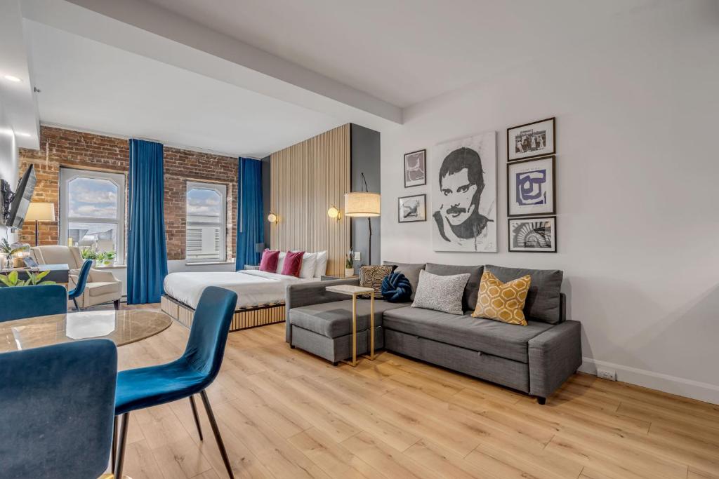 a living room with a bed and a couch at Initial / Polo / Centre-ville de Quebec in Quebec City