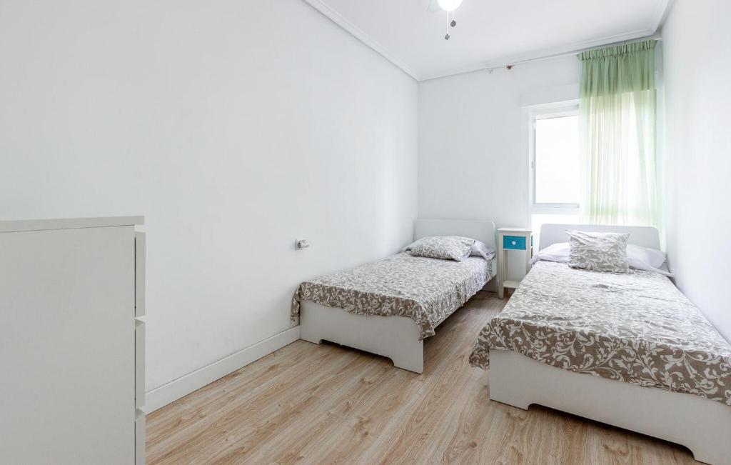 Postel nebo postele na pokoji v ubytování Awesome Apartment In Santa Pola