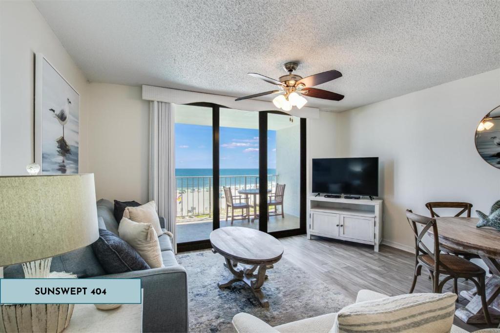 sala de estar con vistas al océano en Sunswept 404 en Orange Beach