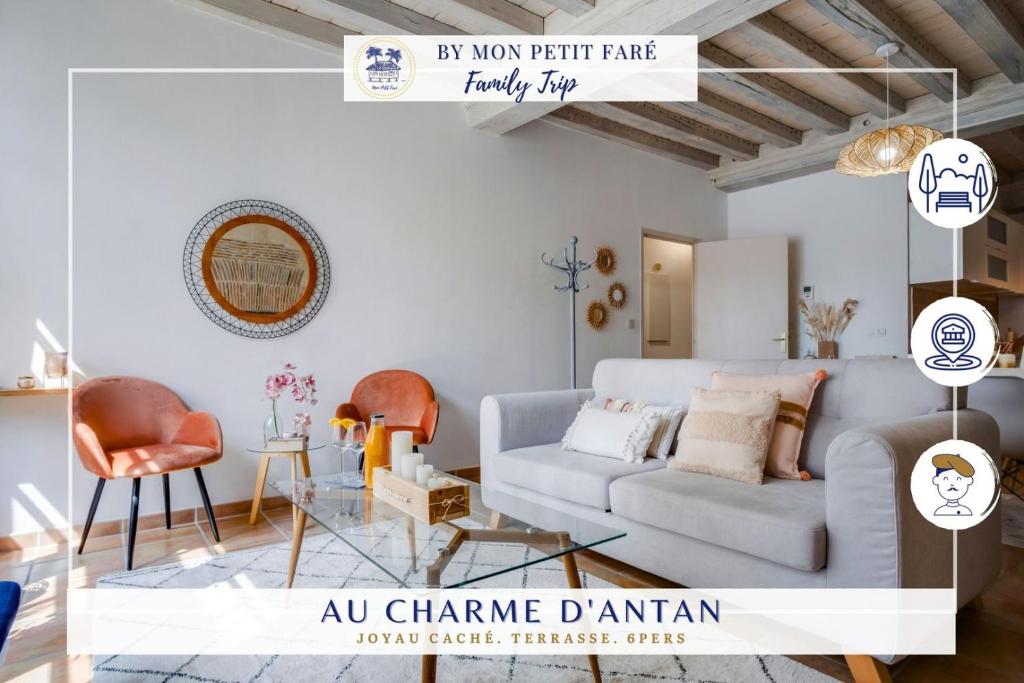un soggiorno con divano e sedie arancioni di Au charme d'antan - Un joyau caché a Troyes