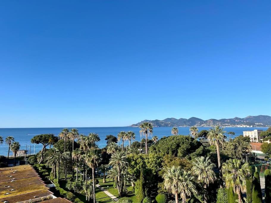 Elle offre une vue sur l'océan et les palmiers. dans l'établissement Magnifique vue mer, grande terrasse et piscine, à Cannes