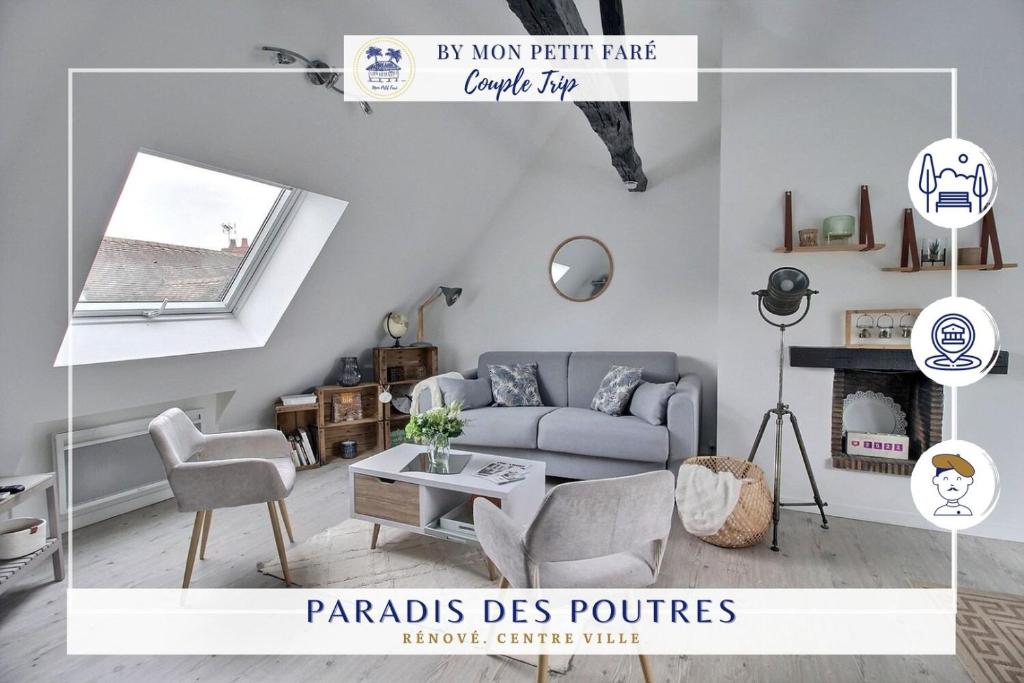- un salon avec un canapé et une table dans l'établissement Paradis des poutres - Rénové & Centre-ville, à Bourges