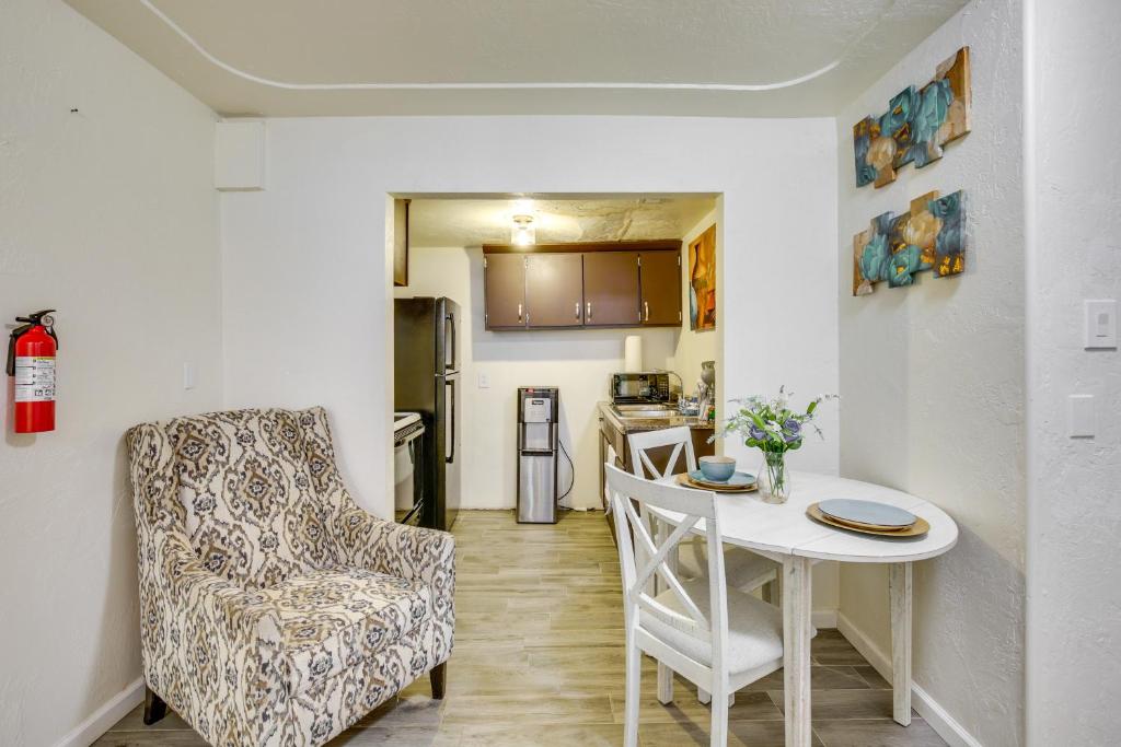 een woonkamer met een tafel en een stoel en een keuken bij El Centro Retreat Near Local Parks and Golf Courses in El Centro