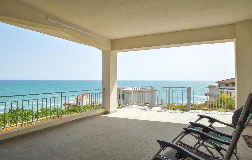 un balcón con sillas y el océano en el fondo en 3 Bedroom Cozy Home In Sciacca, en Sciacca