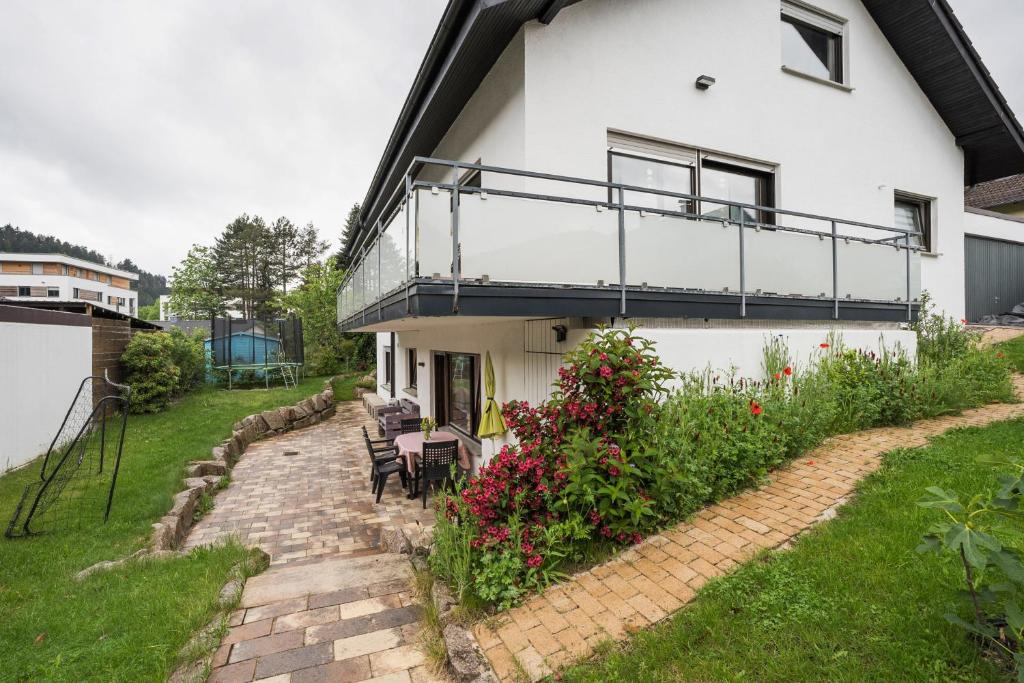 Cette maison blanche dispose d'un balcon et d'une terrasse. dans l'établissement Ferienwohnung Murgperle, à Gernsbach