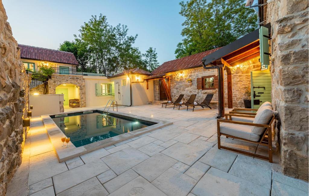 een patio met een zwembad en een huis bij Tonina in Pristeg