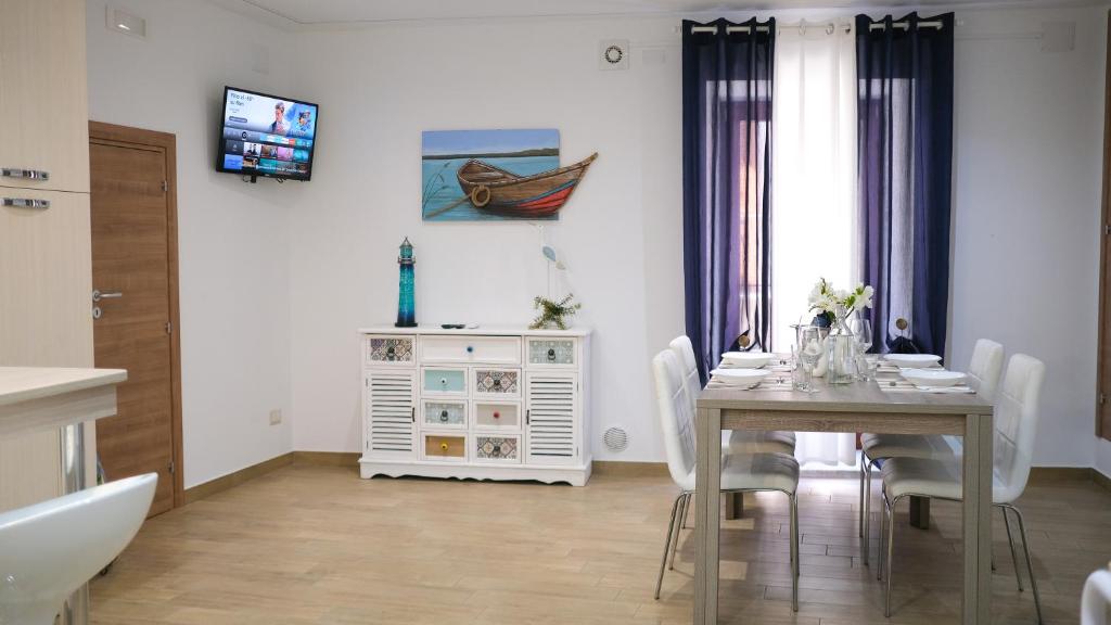 Televisyen dan/atau pusat hiburan di Dimora del Pescatore - Holiday House