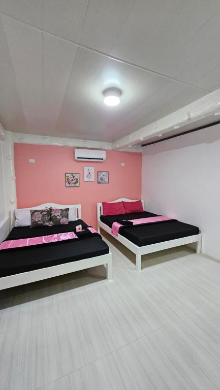 Postel nebo postele na pokoji v ubytování A Touch of Pink Secret Eco Retreat with Pool, Starlink WiFi, Netflix, Mountain Views - Peaceful Stay in Puerto Princesa Near Underground River, Firefly Watching, and Waterfalls - Perfect Stop Between El Nido, Port Barton, and Puerto City - Scooter Rental