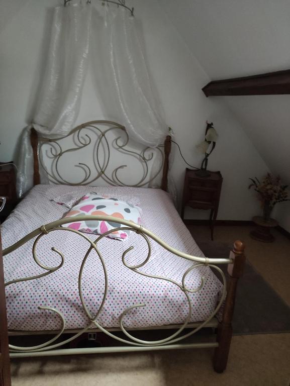 Montmirail的住宿－La Désirade，一间卧室配有一张带天蓬的床