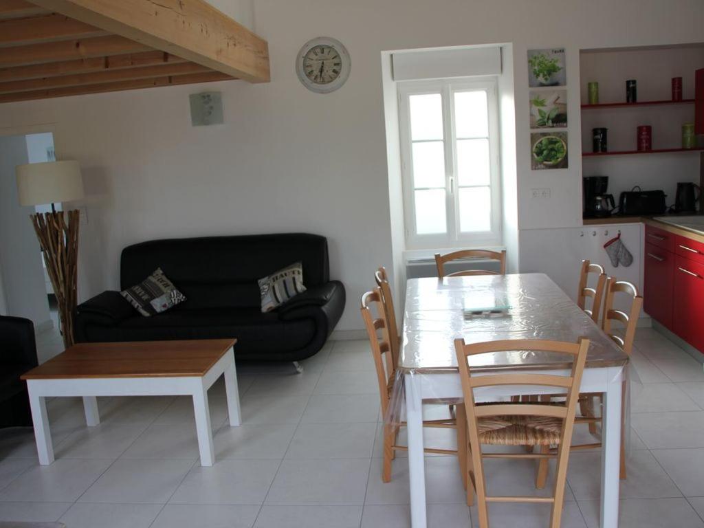 une cuisine et un salon avec une table et des chaises dans l'établissement LOCATION Les Lisettes N1, à La Cotinière