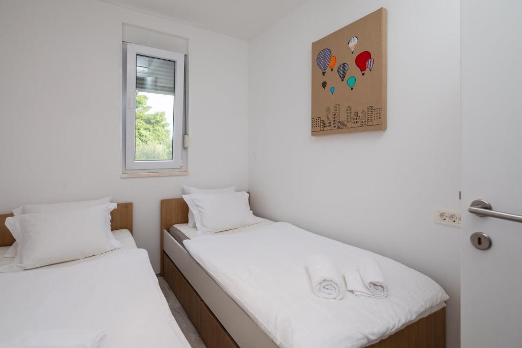 Postel nebo postele na pokoji v ubytování Villa Jolara With Heated Pool - Deluxe Suite 11