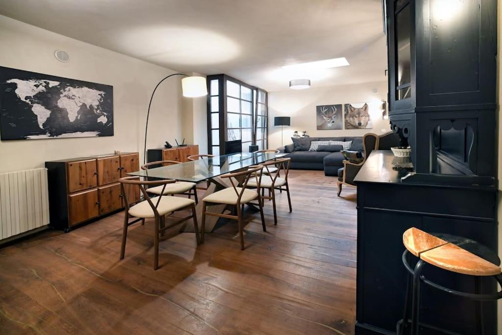 Casa Cortina في Cojana: غرفة معيشة مع طاولة وكراسي وأريكة