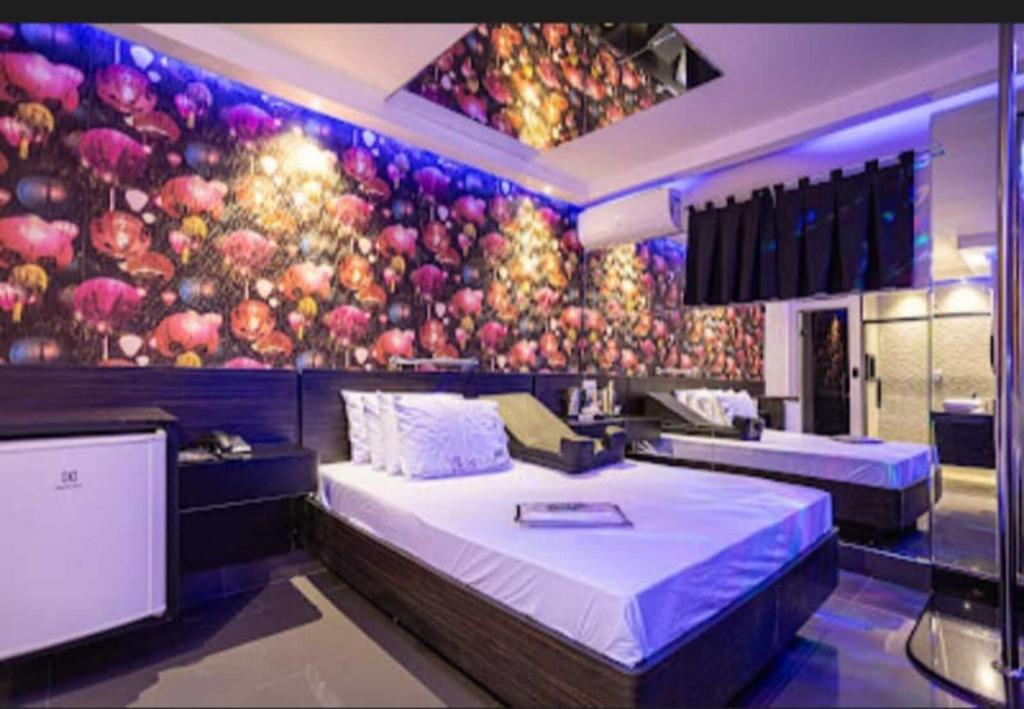 a room with two beds and a painting of apples at Motel Desireé in Sao Paulo