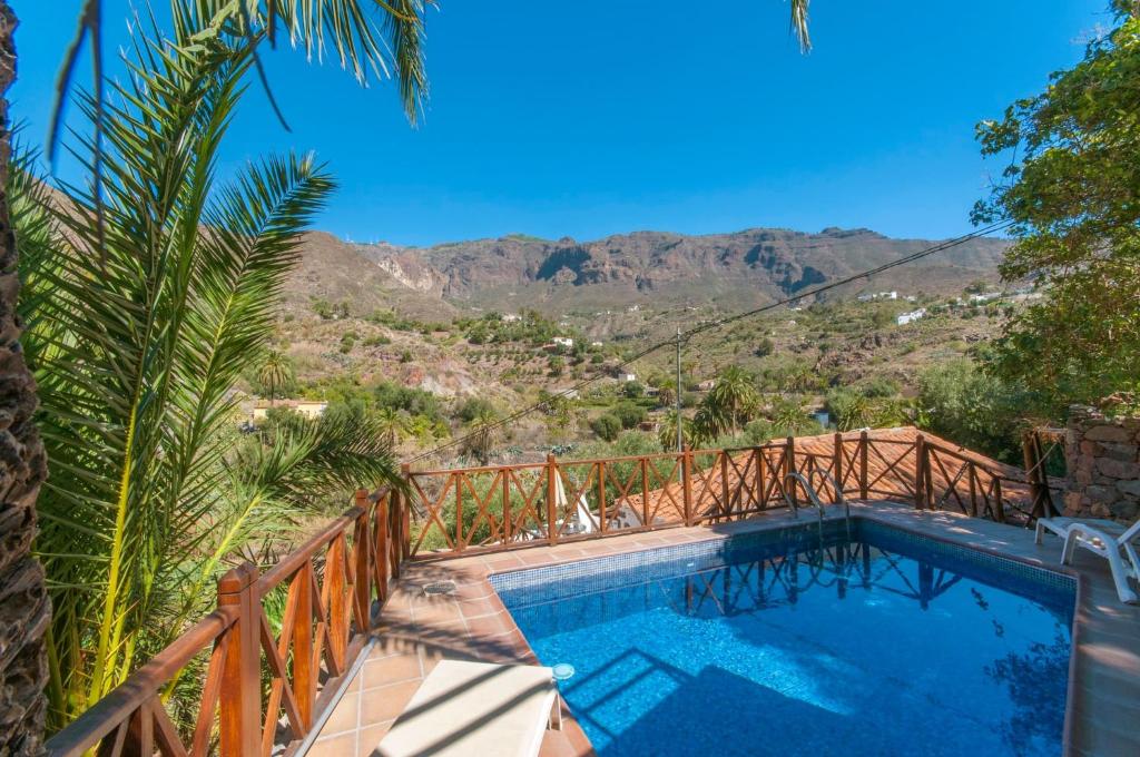 a swimming pool with a view of the mountains at La Montaña in Santa Lucía