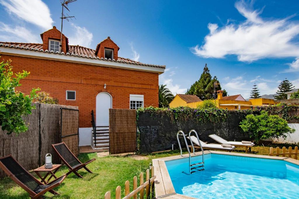 Bazén v ubytování Villa Los Almendros nebo v jeho okolí