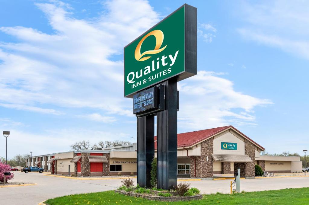 a sign for a quality oil and services store at Quality Inn in Columbus